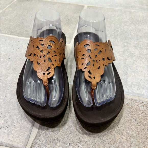 Fitflop Shoes - FitFlop Flora Leather Thong Sandals Women’s 7 Brown